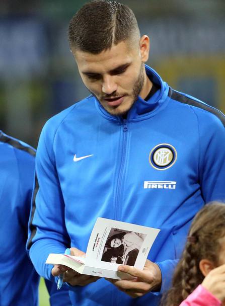 Il capitano dell&#39;Inter Mauro Icardi consegna i libri ai bambini prima di Inter-Sampdoria. Ansa